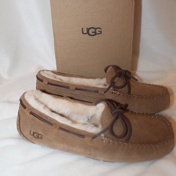 NEW‎ UGG WOMEN'S DAKOTA SUEDE SHEARLING LINED BOW SLIPPERS CHESTNUT - Picture 2 of 8